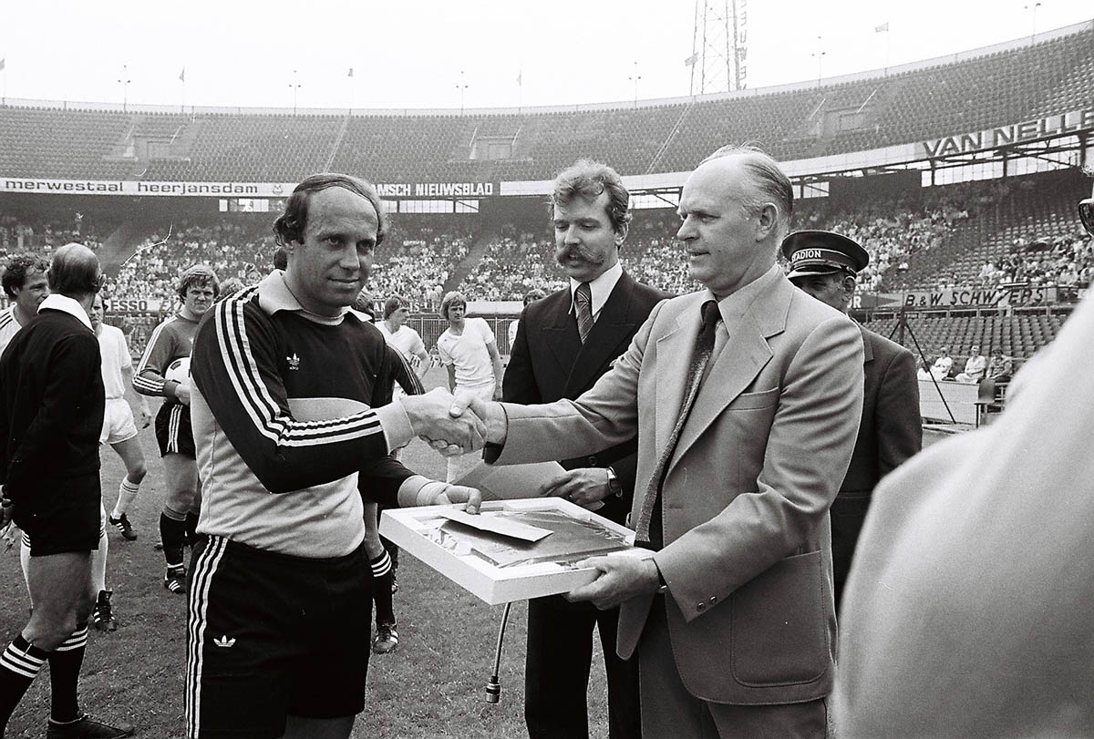 10 juni 1979, Feyenoord - PEC (3-0), 500ste wedstrijd van Eddy Treijtel